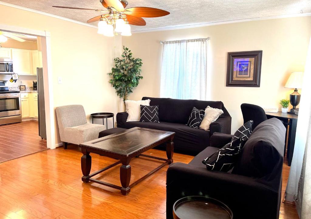 Havelock House | 3 Bed 2 Bath House, Quiet & downtown Smart TVs in all rooms, Whole house to yourself
