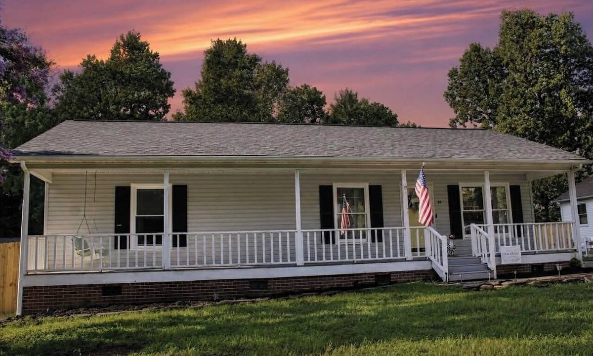 Thomasville House | 3 bed 3 bath home Fenced in yard King bed