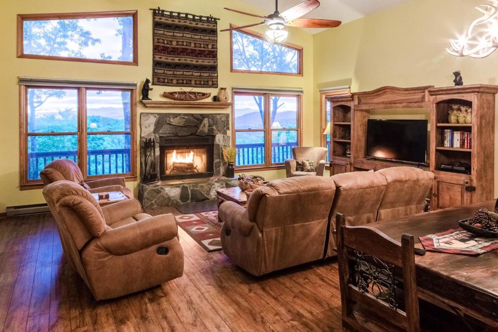 Sylva House | 3 Bed 3 Bath Vacation home in Sylva