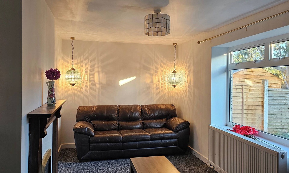 Tunstall House | 3-Bed House in Newcastle under Lyme, free parking