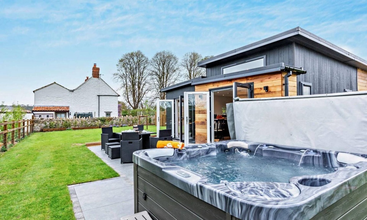 Bridgwater Ski Chalet | 3 Bed in Sutton Mallet (oc-h30717)