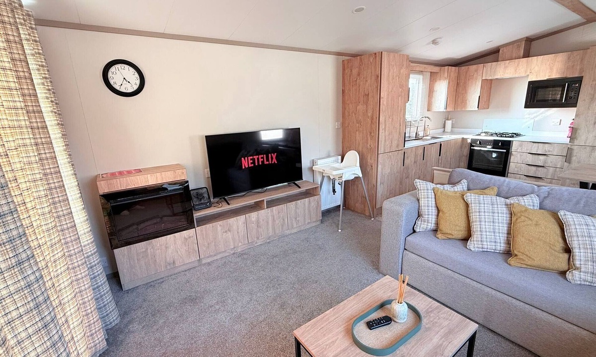 Kirby Misperton Cabin | 3-Bed - Sleeps 6 - Parking - Balcony