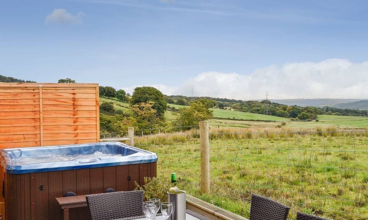 Fintry Cabin | 3 bedroom 2 bathroom Clyde lodge with hottub and excellent views
