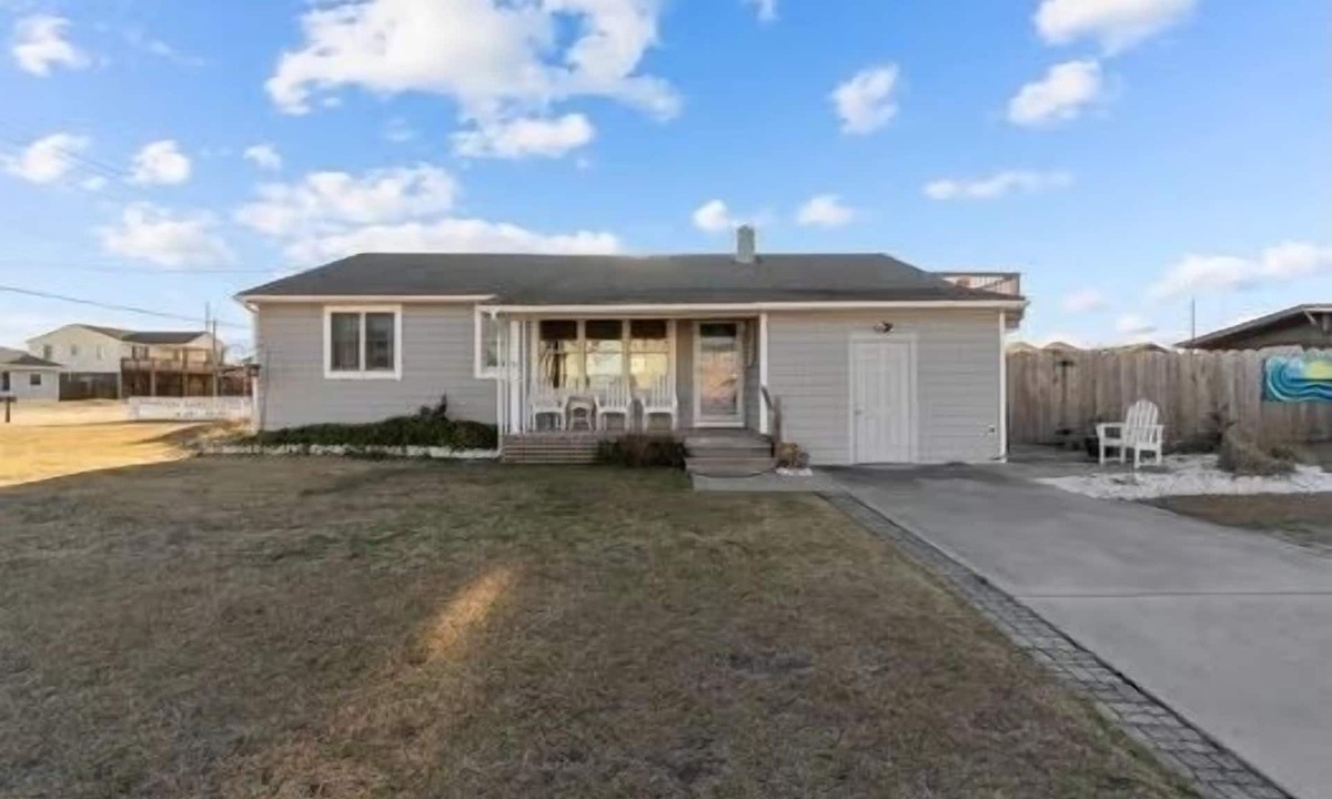 Colington Cottage | 3 Bedroom, 2 full baths. Steps to beach! Great Fall Rates booking now!
