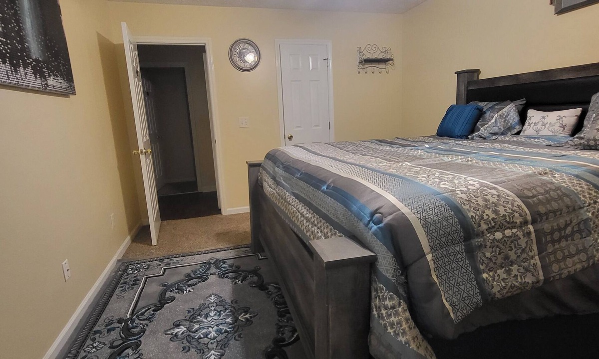 South View House | 3 Bedroom Home in charming Hope Mills w/WiFi, AC, Covered Patio, Grill, & Pool