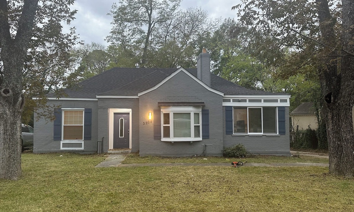 Montgomery House | 3-bedroom house in charming Southhull neighborhood, close to downtown!