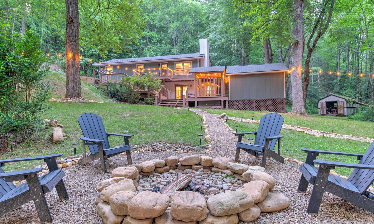 Hendersonville House | 3 Bedroom House in DuPont with Hot-tub, Sauna, and Game Room!