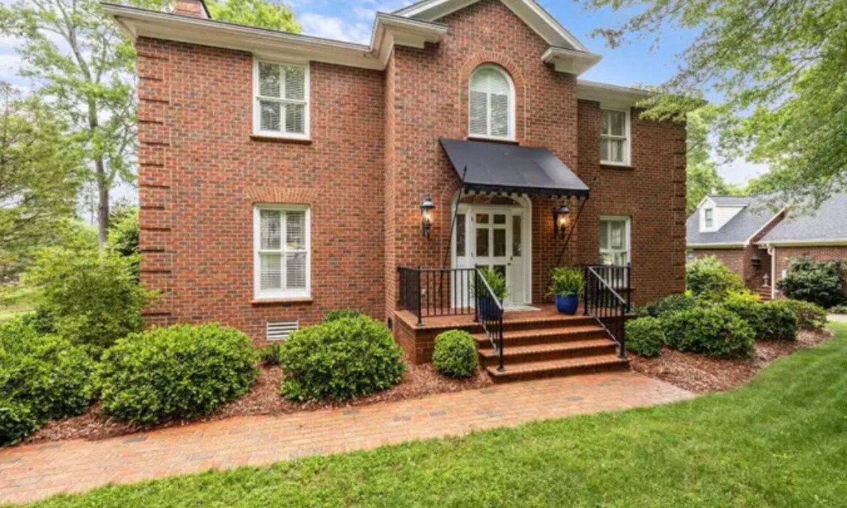 Burlington House | 3-bedroom, walking distance to Elon University
