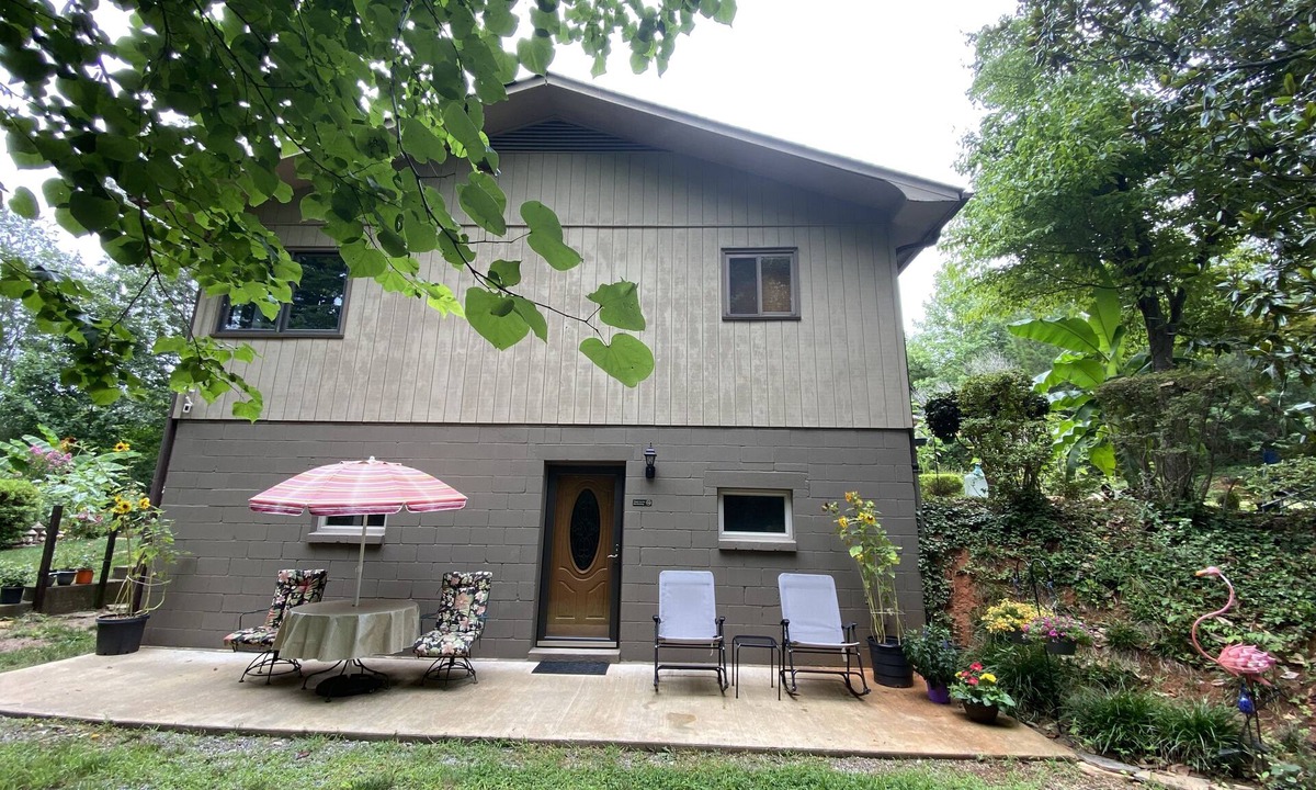 Mill Spring House | 3 Dog Night (Vacation Rental) Private. 7 min to T.I.E.C