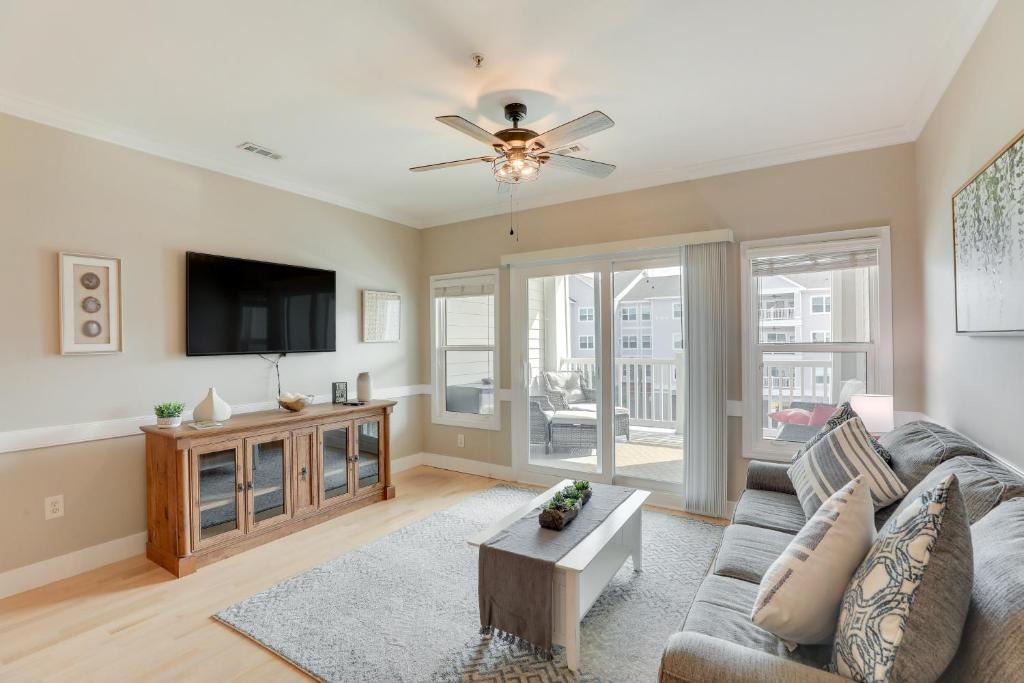 Charleston House | 3 Mi to Folly Beach: Condo w/Pool Access!