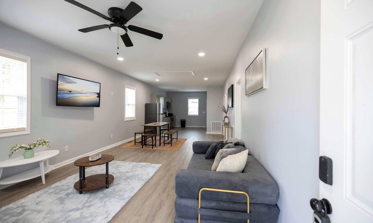Burlington House | 3 Min to Downtown | 10 to Elon | Car Rental Avail.