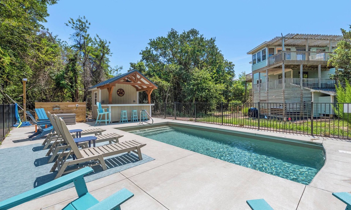 Southern Shores House | 3 Weeks On The Shores: Private Heated Pool & Hot Tub, Tiki Bar & Putting green