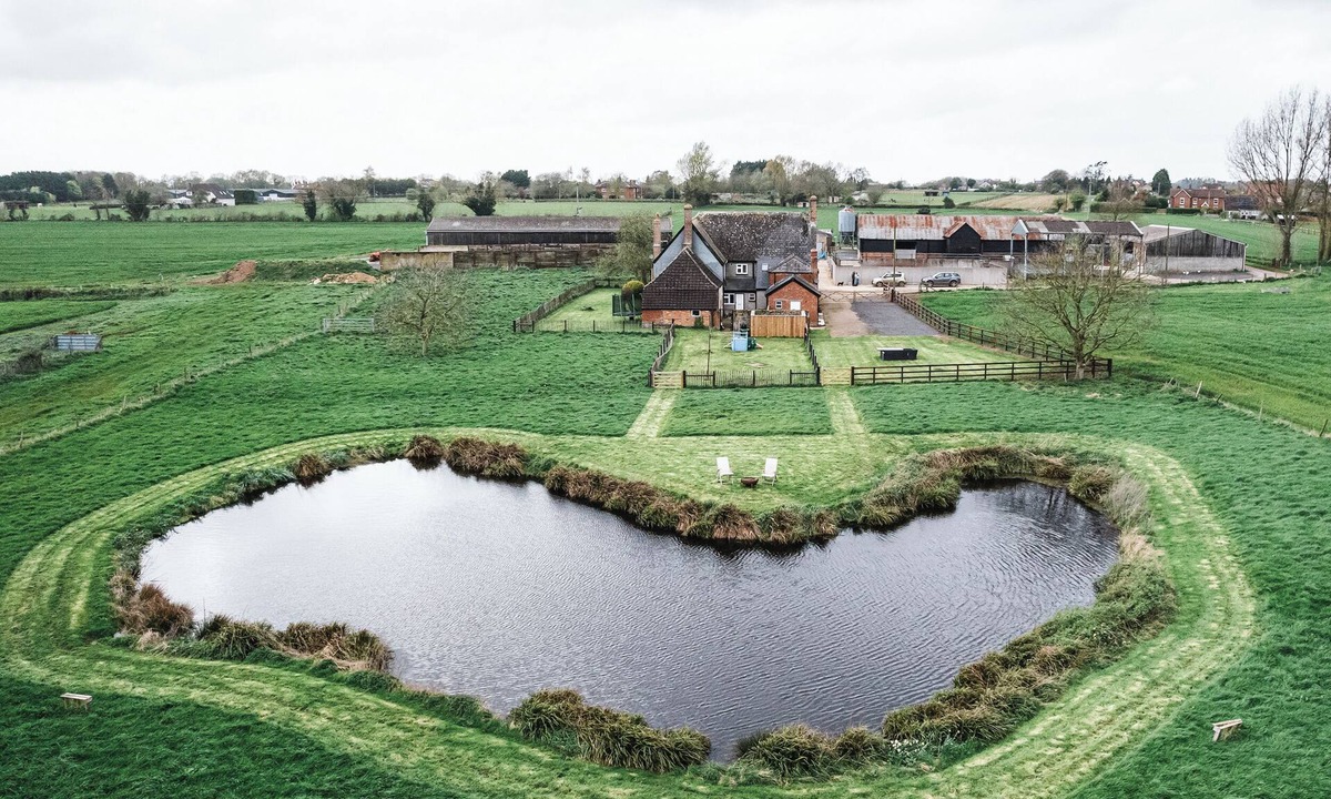 Bromham Cottage | 3 WOODS FARM HOUSE, family friendly, with a garden in Devizes