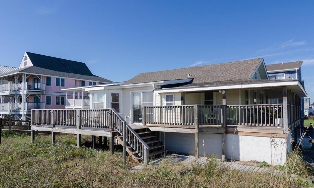 North Carolina Coast House | 30s Oceanfront Beach Cottage Blocks to Pier