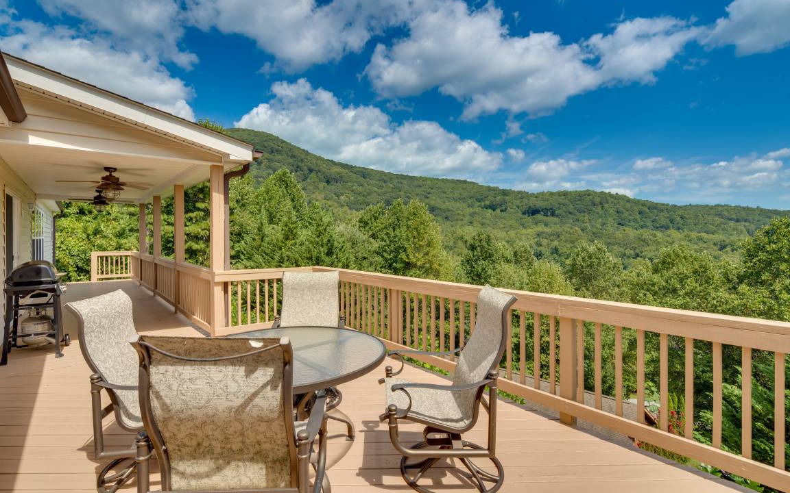Hendersonville House | 315 m² House ∙ 3 bedrooms ∙ 6 guests