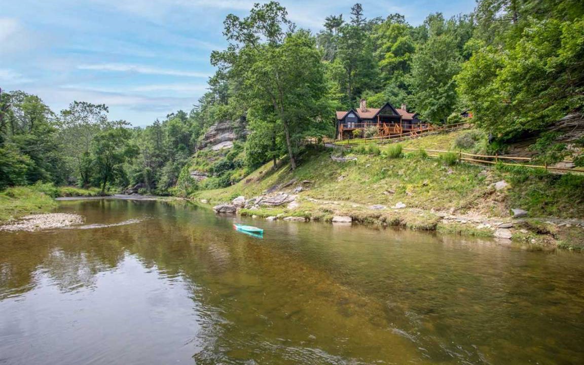 Sugar Grove Cabin | 358 m² Cabin ∙ 3 bedrooms ∙ 17 guests