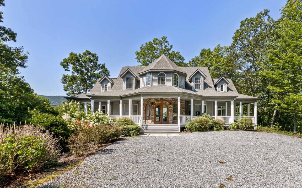 Hendersonville House | 372 m² House ∙ 4 bedrooms ∙ 10 guests
