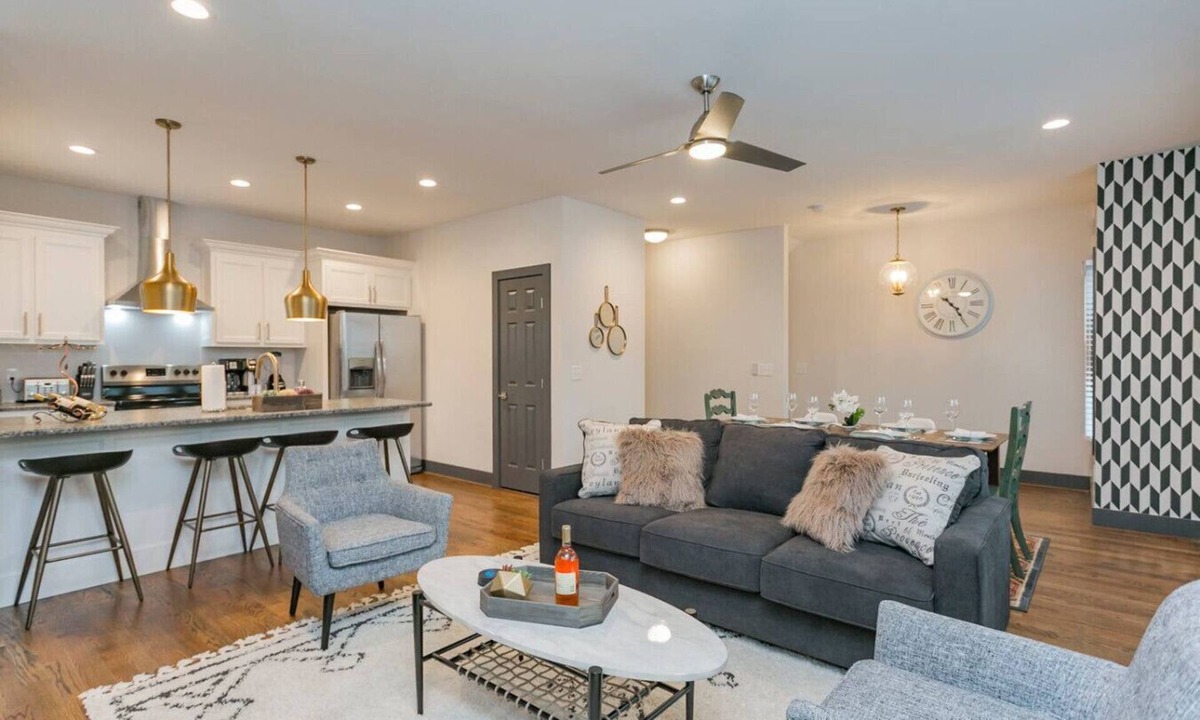 Maplewood Heights Apartment | 3810 · East Nash Haven! 10 min to Broadway!