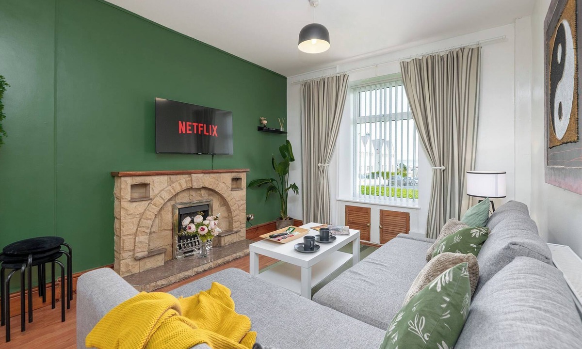 Holyhead House | 3BDR Home in Central Holyhead
