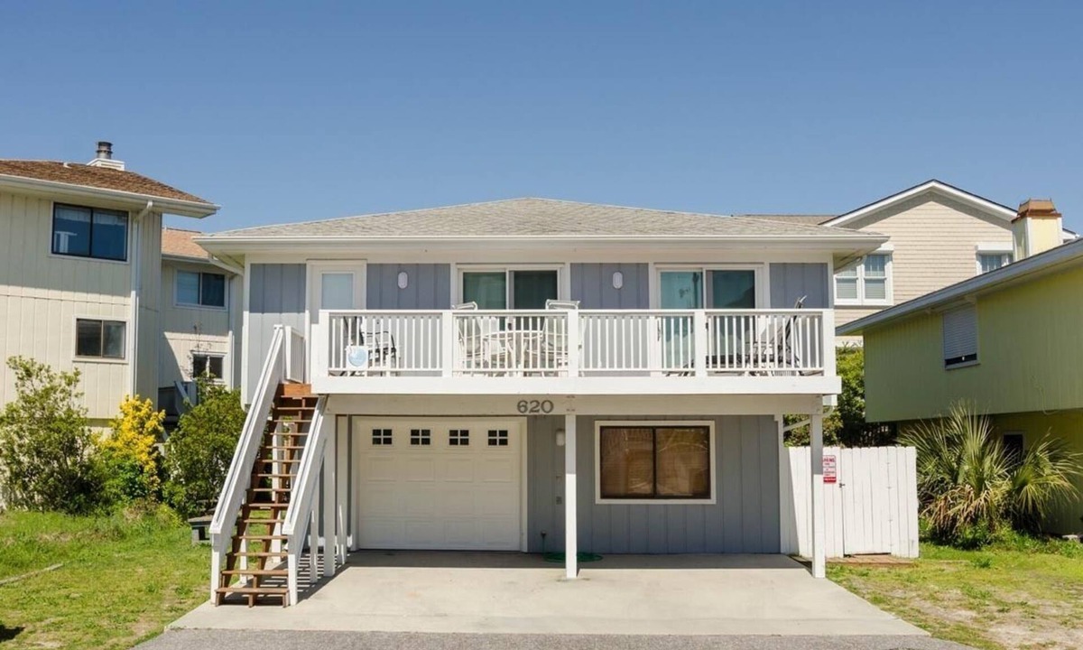 South End House | 3BR cottage with a short stroll to beach or sound!