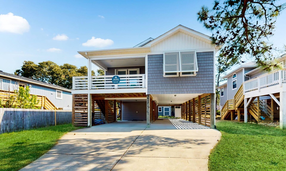 Colington House | 3BR Dog-friendly home near beach w/office, balcony