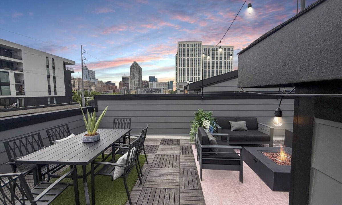 Downtown House | 3BR Luxury & Downtown - Roof Top Deck! Sleeps 8