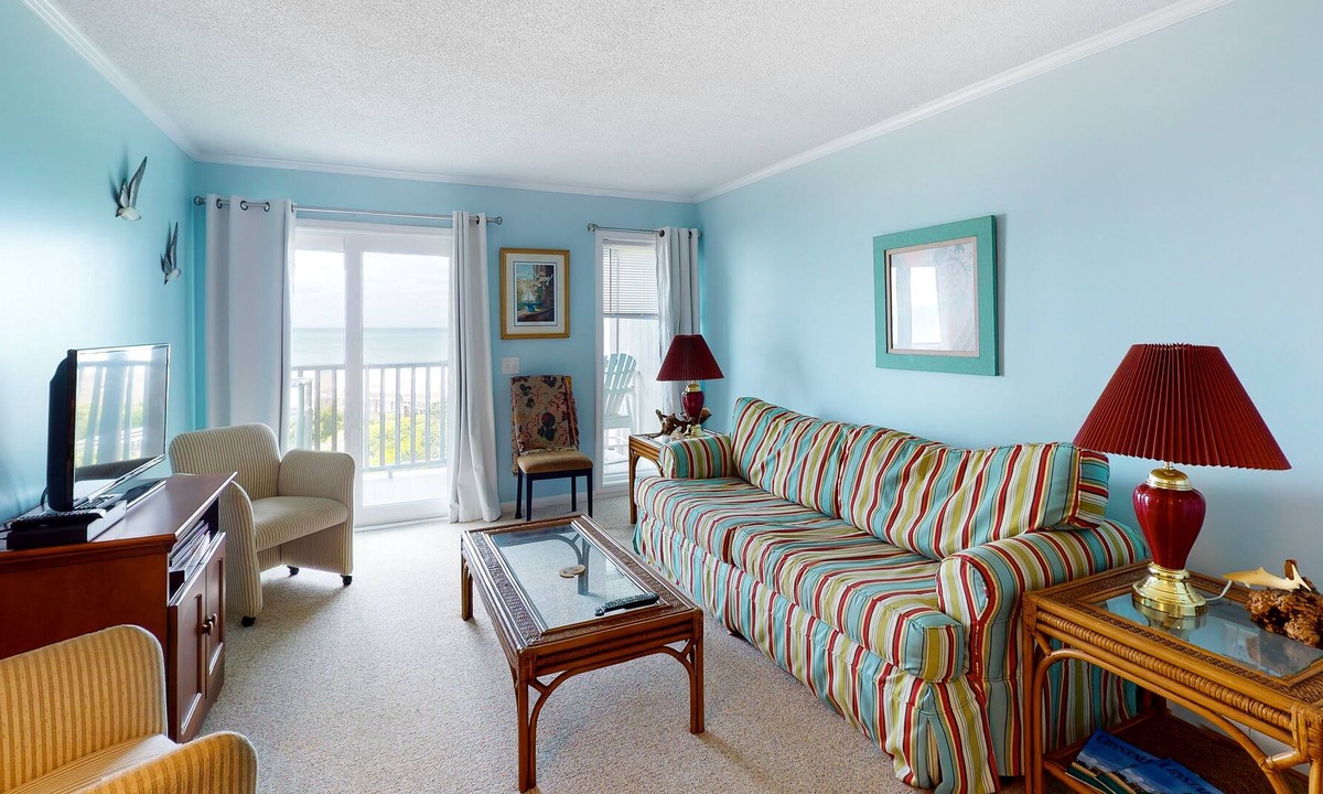 Morehead City Condo | 3rd-Floor Condo Overlooking the Beach w/Free WiFi, Private Balcony, Washer/Dryer