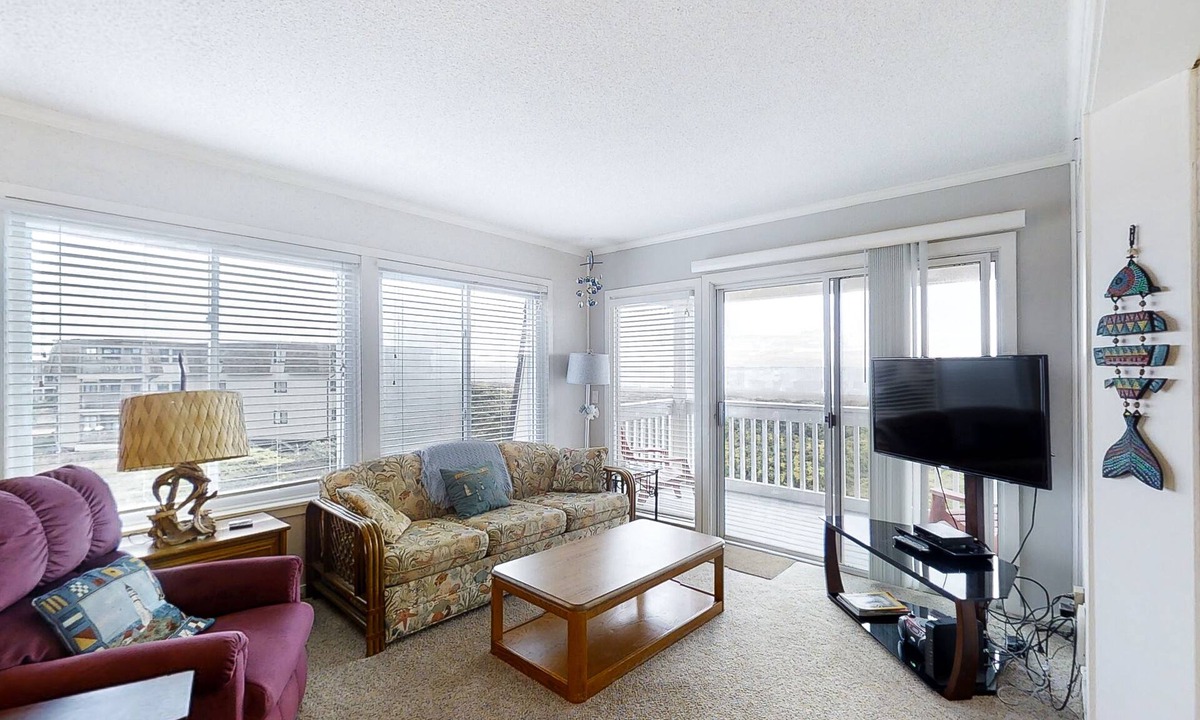Morehead City Condo | 3rd-Floor Home in Oceanfront Complex w/Shared Pool & Hot Tub, Balcony, WiFi