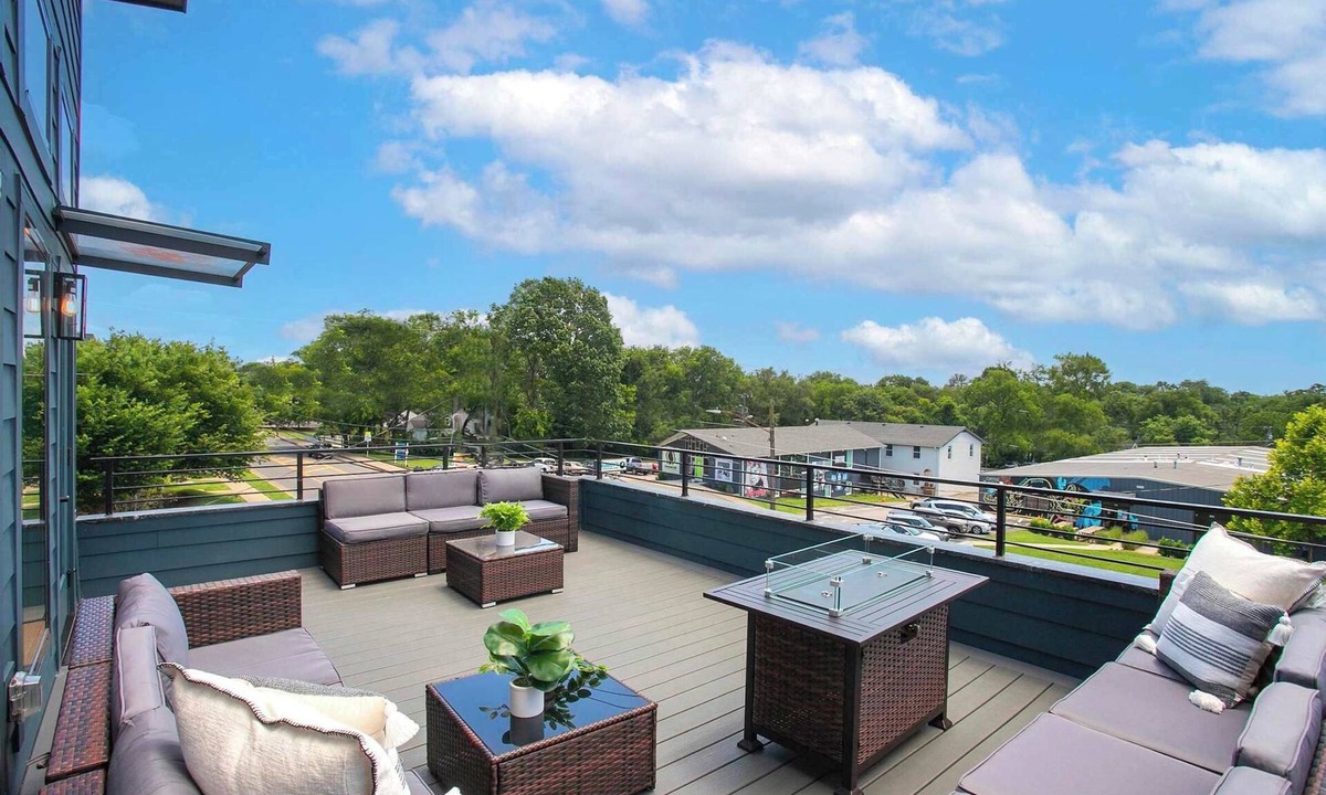Nashville House | 4 BDR Stay for 12 w/Rooftop Deck & Firepit!