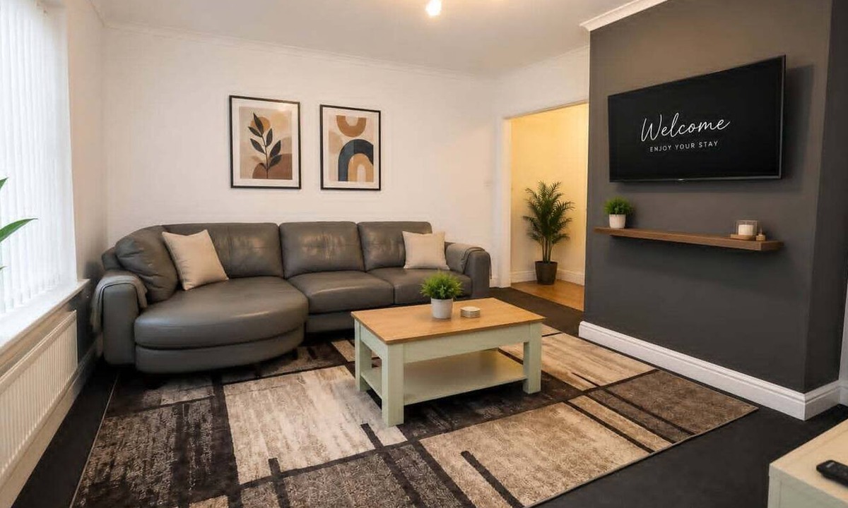 Newcastle-upon-Tyne House | 4-bed home, 9 parking spaces, all bills included, Newcastle NE3.