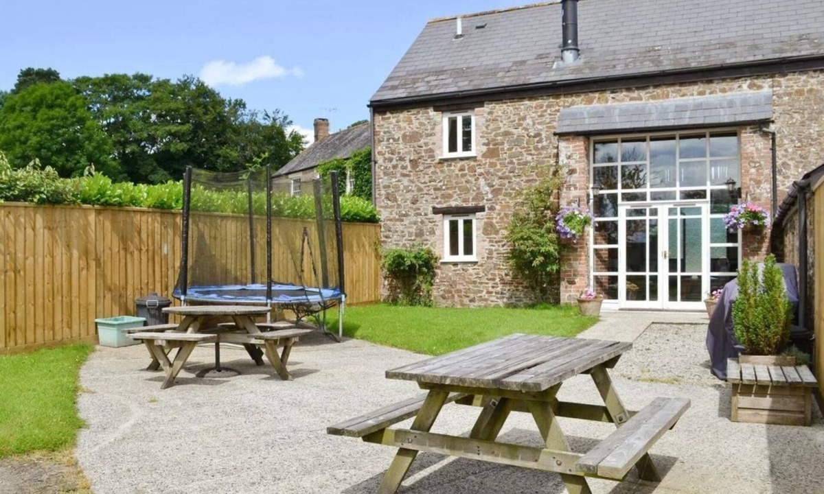 Shebbear Cottage | 4 Bed in Shebbear (oc-w33730)