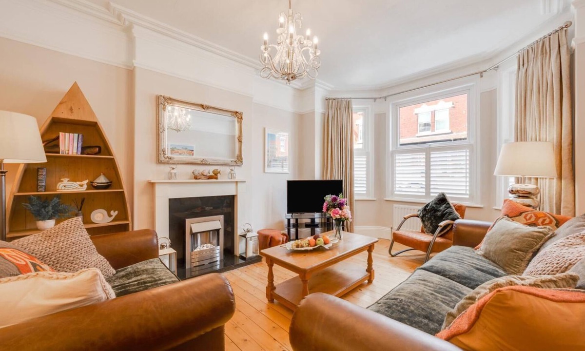West Cliff Cottage | 4 Bed in Whitby (oc-w1030)