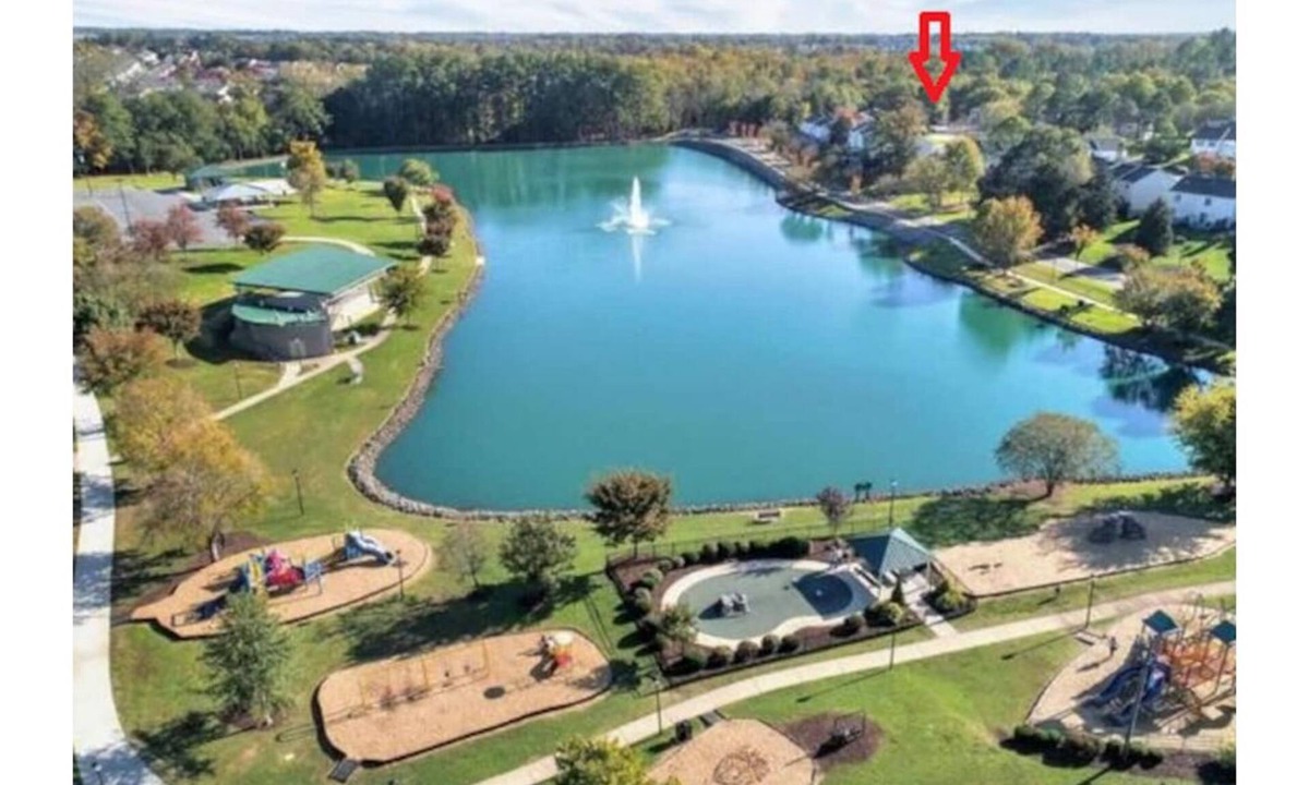 Pineville House | 4 Bedroom 2.5 Bath Sleep 10- near Carowinds & next to lake Park