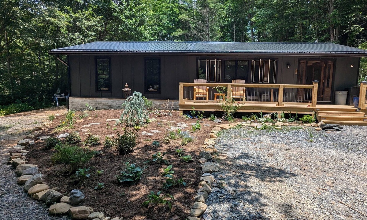 Altamont Cabin | 4-bedroom cabin in beautiful Newland with AC, Heat and WiFi. Enjoy nature