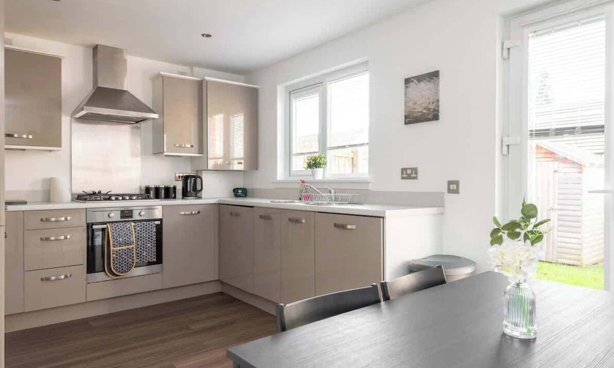 Longcroft House | 4 Bedroom House - Free Parking
