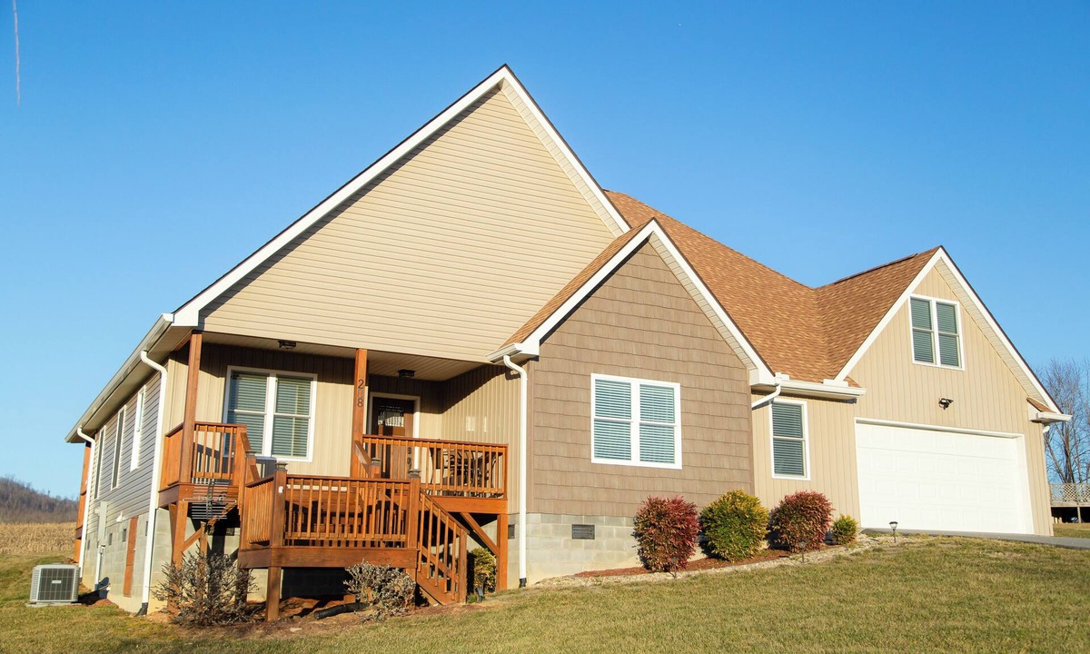 Hendersonville House | 4-bedroom in Hendersonville/Game Room & Pool Table with Gorgeous Mountain Views