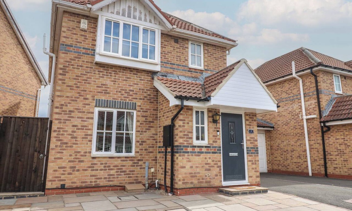 Shiremoor House | 4 MURRAYFIELDS, pet friendly, with a garden in West Allotment