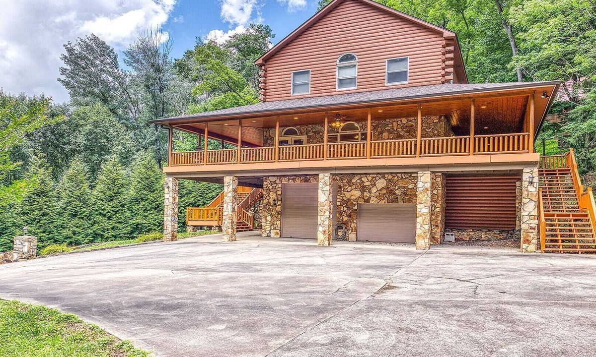 Maggie Valley Cabin | 44 Gathering Place (Hot Tub) 44 Golf View Rd: 6 BR, 4.5 BA Cabin/Bungalow in Maggie Valley, Sleeps 14