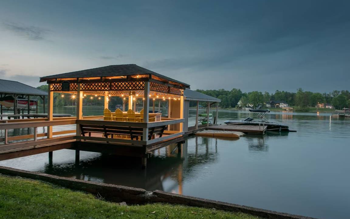 Mooresville House | 441 m² House ∙ 7 bedrooms ∙ 18 guests