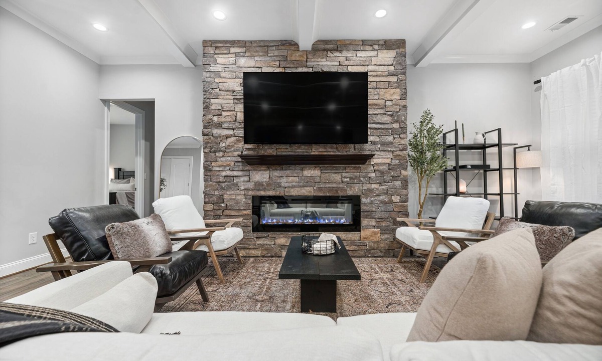 Weddington House | 4500 sq ft. Cozy/Luxe Mountain style retreat in South CLT- 2 King Masters!