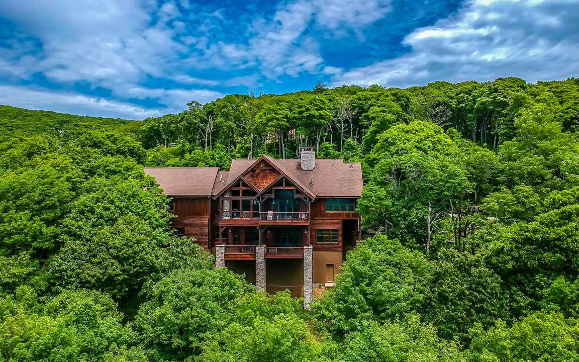 West Jefferson House | 466 m² House ∙ 6 bedrooms ∙ 12 guests