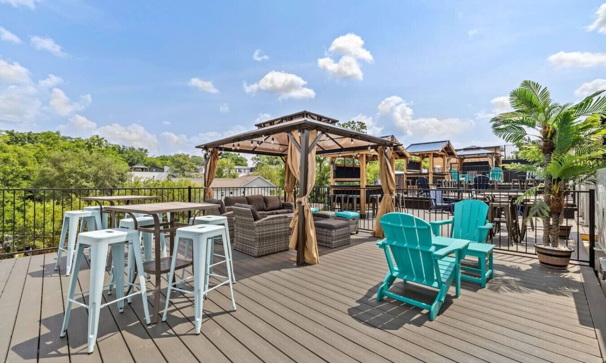 Talbot's Corner Villa | 4BR - Sleeps 12 | Makeup Room + Rooftop!