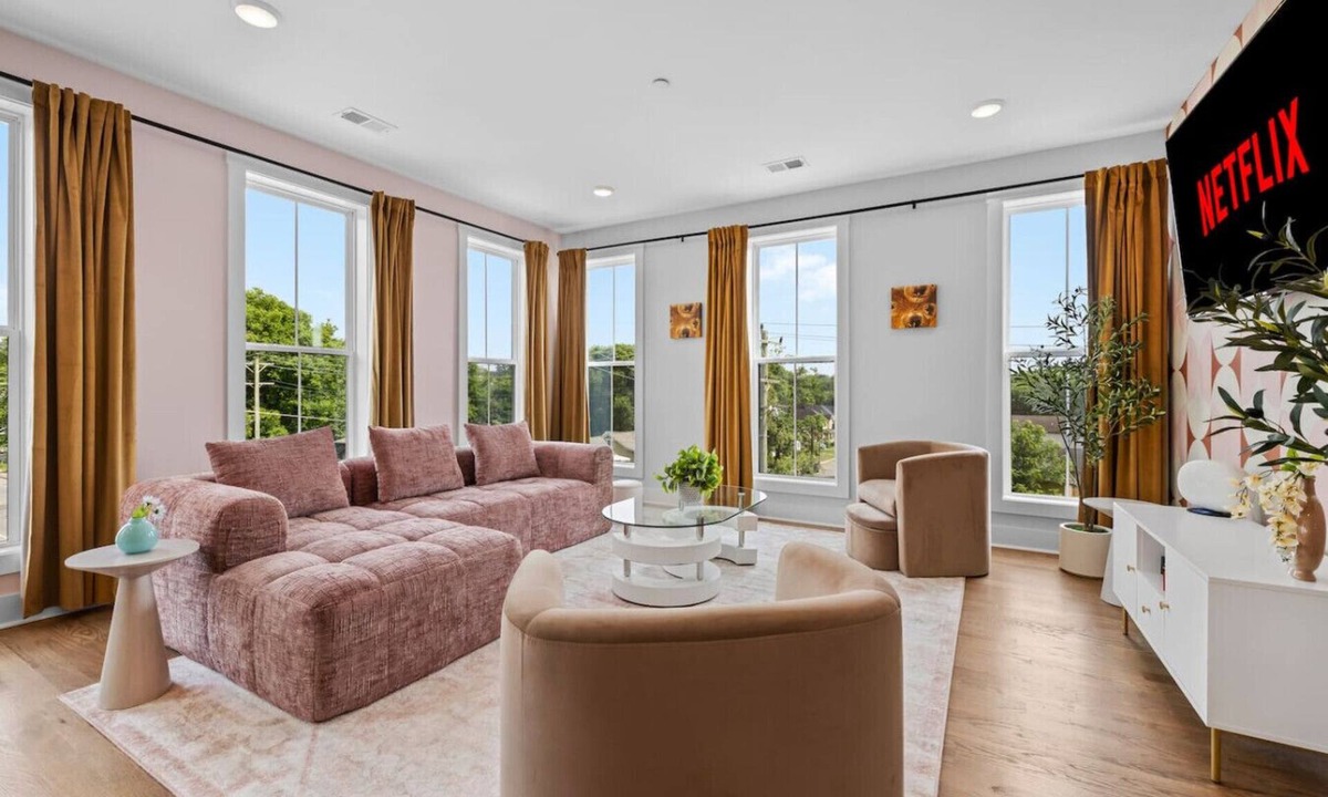 Talbot's Corner Villa | 4BR Sleeps 14 | Makeup Room + Rooftop!