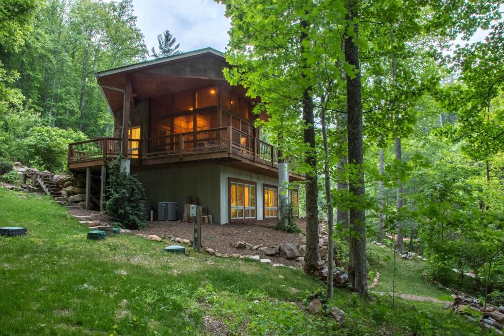 Tuckasegee House | 5 Bed 4 Bath Vacation home in Tuckasegee