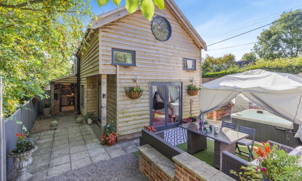 Blofield Cottage | 5 Bed in Blofield (oc-s33037)