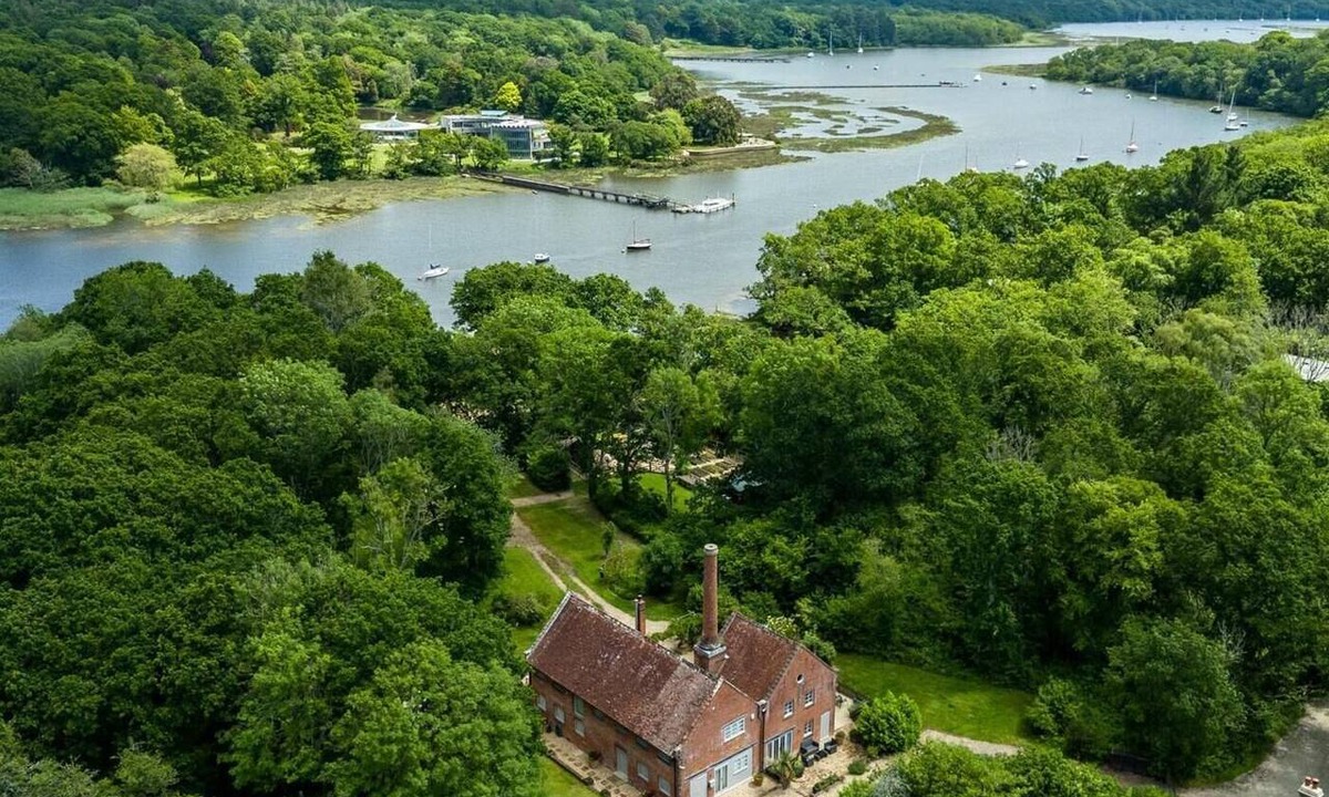 New Forest District Cottage | 5 Bed in Brockenhurst (oc-52729)