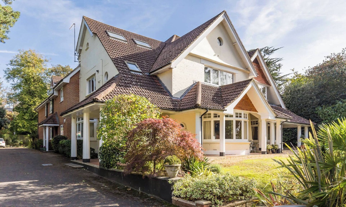 Bournemouth Apartment | 5 bedroom accommodation in Poole