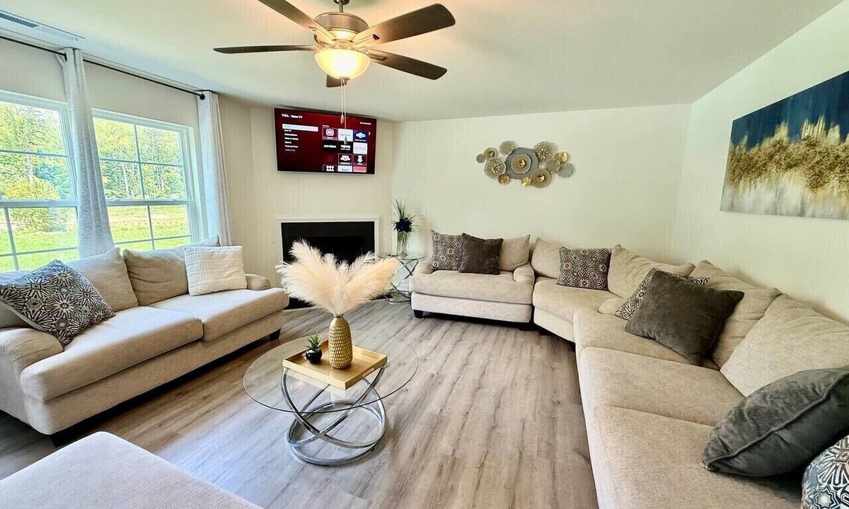 Greensboro House | 5 bedroom spacious in quiet neighborhood