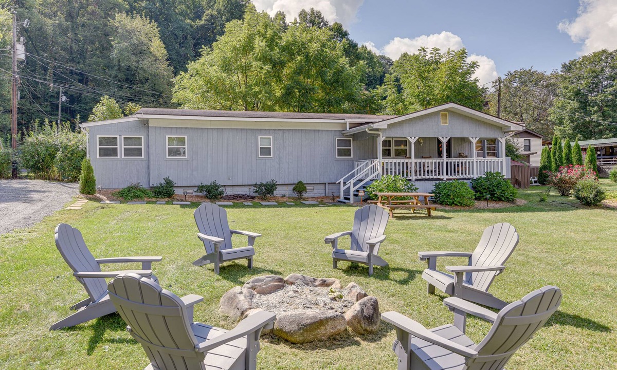 Maggie Valley House | 5 Mi to Cataloochee Ski Area! Family Home w/Views