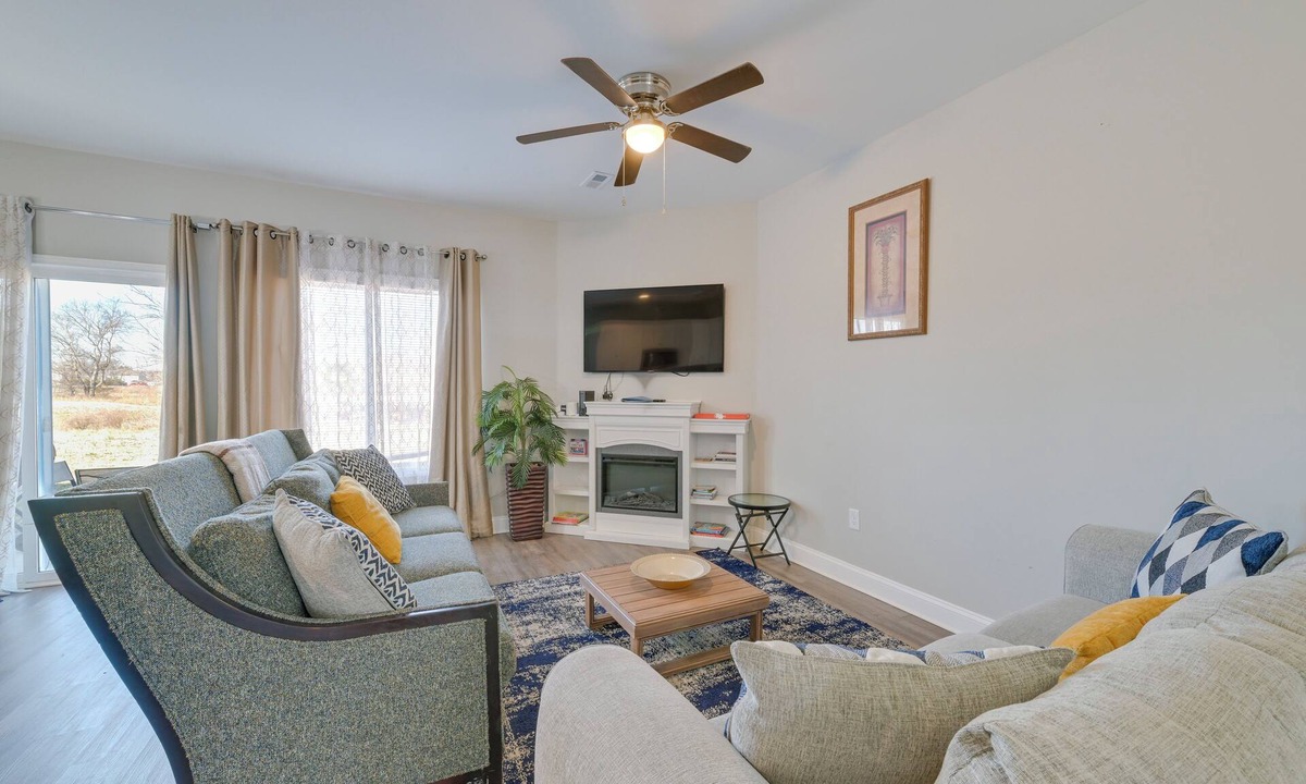 Harrisburg House | 5 Mi to Charlotte Motor Speedway: Cozy Townhome